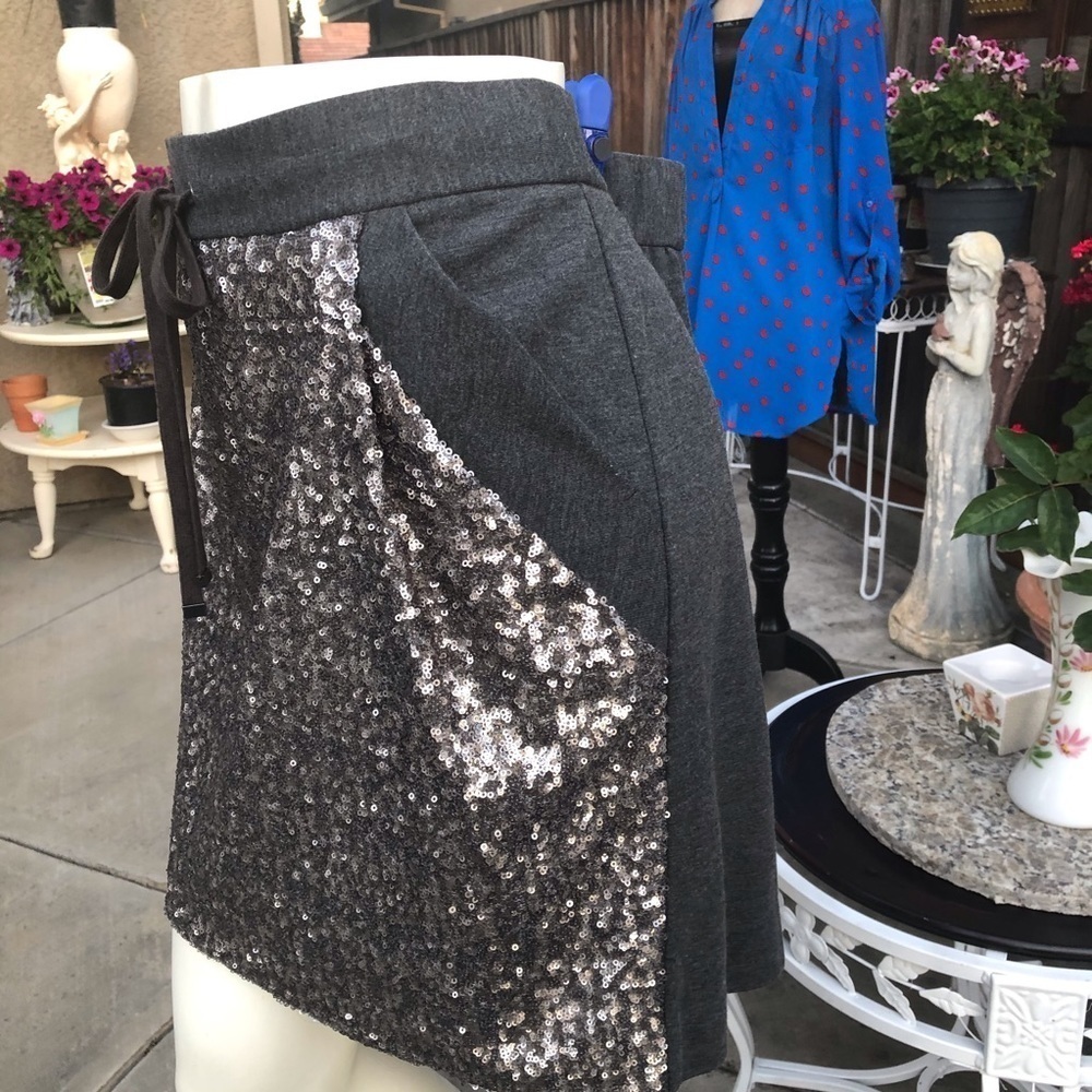 Sequined Skirt on front, sides packets - Picture 10 of 13